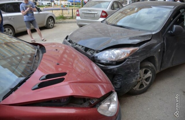 В Рязани пьяная женщина устроила погром во дворе, разбив 6 машин 
