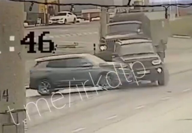 «Не посмотрел по сторонам»: два авто столкнулись на улице Рабочего Штаба в Иркутске
