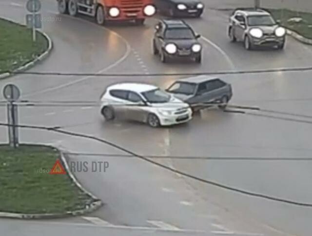 ДТП произошло в Севастополе на перекрестке с круговым движением