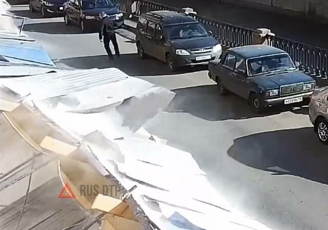 В Петербурге забор упал на людей и автомобили 