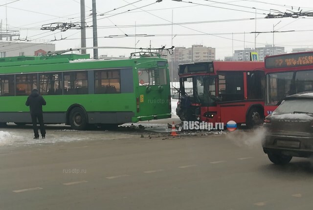 Столкновение автобуса и троллейбуса в Казани. ВИДЕО 