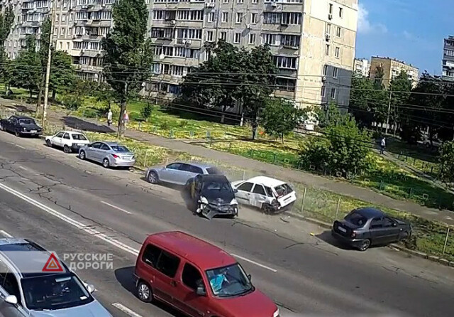 Лихач разбил 5 машин на перекрестке в Киеве