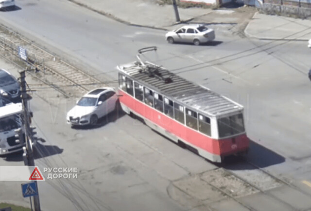 Трамвай и кроссовер столкнулись на перекрестке в Бийске