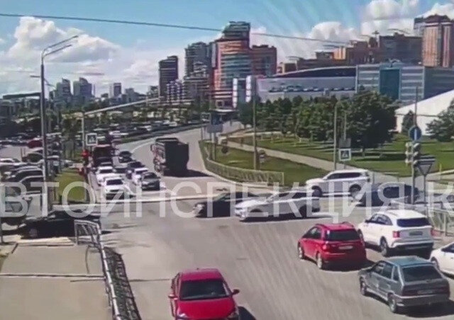 В Казани водитель грузовика при повороте направо сбил школьницу 