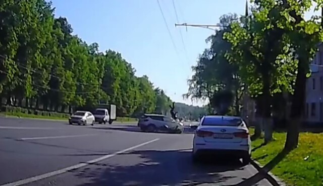 Момент ДТП во Владимире: водитель автомобиля при повороте не пропустил мотоциклистку