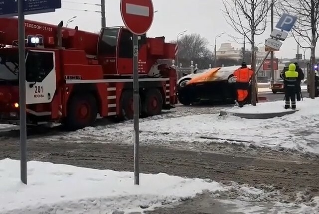 На Крымском Валу перевернулся инкассаторский автомобиль 
