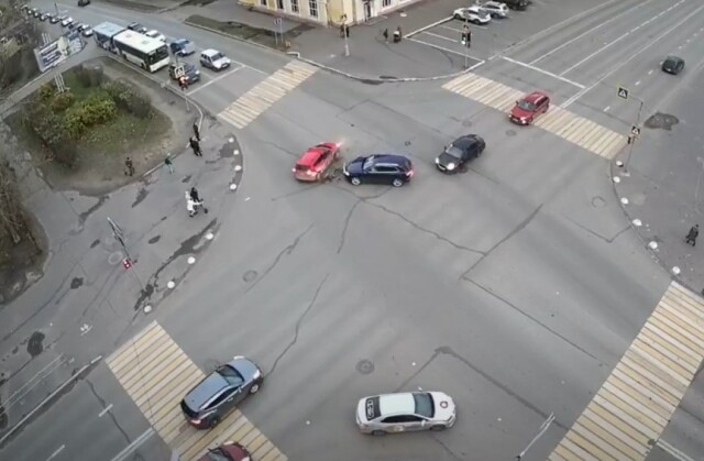 Два автомобиля не поделили перекресток в Северодвинске
