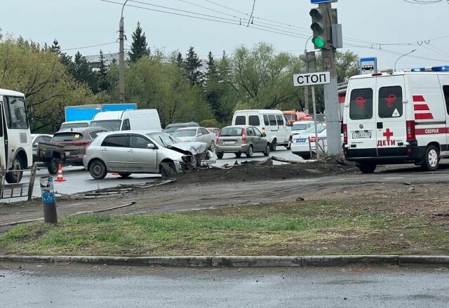 Дорожный знак упал на пешехода в результате ДТП в Омске 