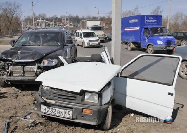 В Пскове «Туарег» разорвал «Оку» с пенсионерами 