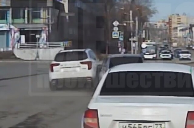 В Кирове лихач решил объехать попутные машины по встречной полосе и попал в ДТП