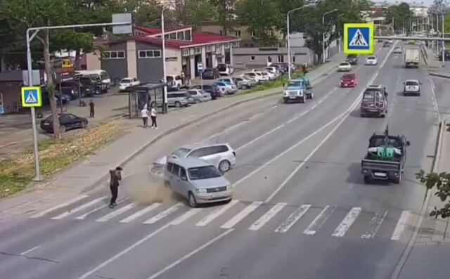 «Едва не сбили пешехода»: две «Тойоты» столкнулись перед пешеходным переходом в Южно-Сахалинске