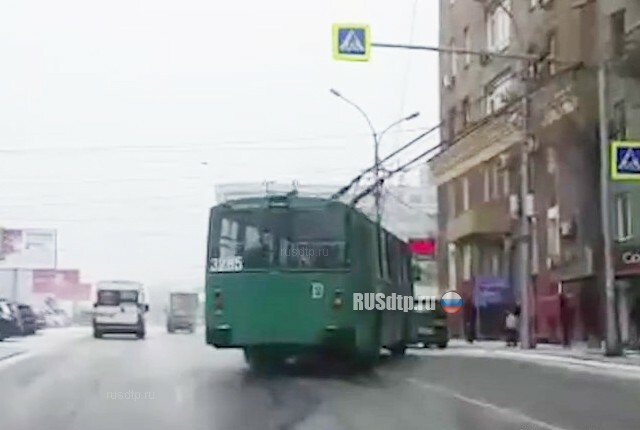 Троллейбус занесло на Красном Проспекте