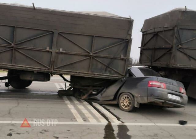 Водитель и пассажир «Лады» погибли в ДТП с КАМАЗом в Ростовской области 