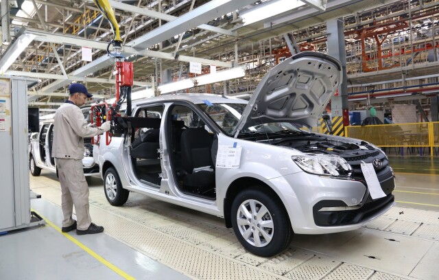 «Как нам платят — так и собираем»: сколько получают работники «АвтоВАЗа» и что стоит за этими цифрами 