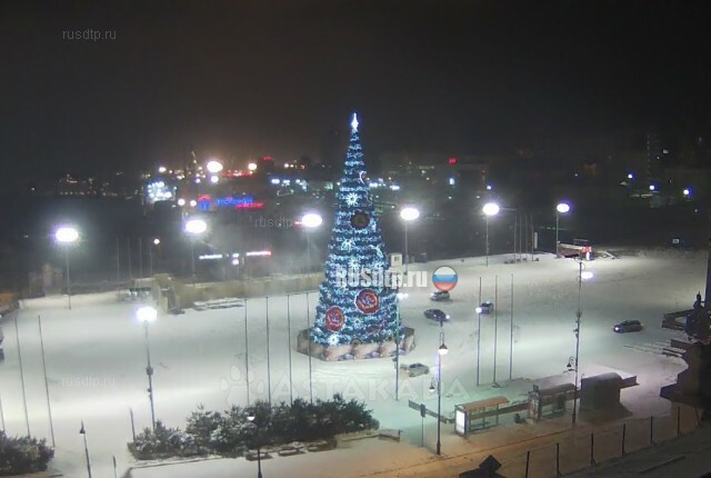 Дрифт вокруг новогодней ёлки во Владивостоке