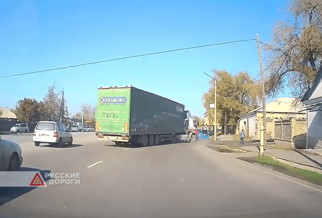 В Бишкеке грузовик при повороте направо столкнулся с легковушкой
