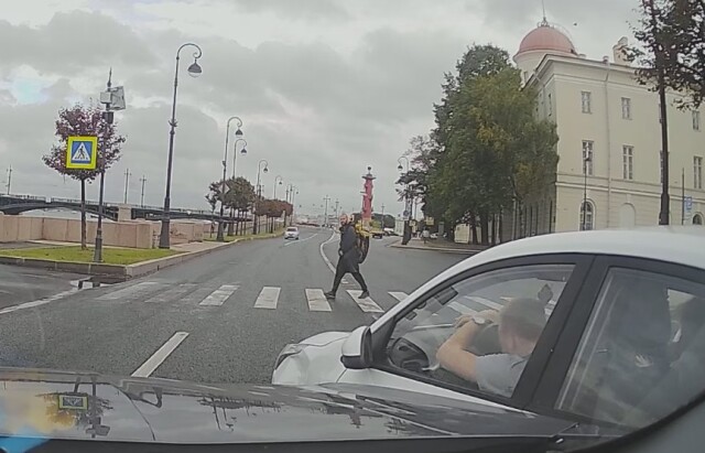 Каршеринговый автомобиль попал в ДТП на набережной Макарова в Санкт-Петербурге