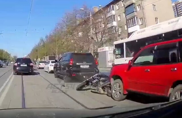 В Новосибирске мотоциклиста зажало между двумя автомобилями