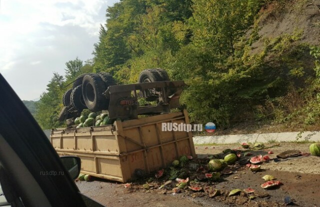 В Туапсинском районе перевернулся КАМАЗ с арбузами 