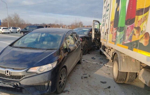 В Приморье грузовик снёс несколько попутных автомобилей 