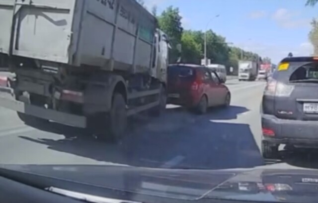 «Пыталась спасти собаку»: в Новосибирске грузовик въехал в резко затормозивший хэтчбек 