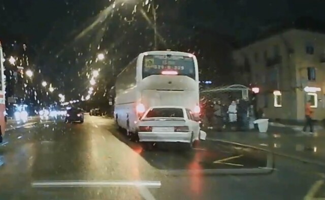 В Петербурге водитель «Лады», играя в «шашки» за рулем, въехал в стоящий автобус 