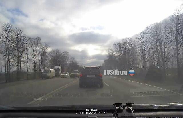 На Московском шоссе в Петербурге перевернулся грузовик