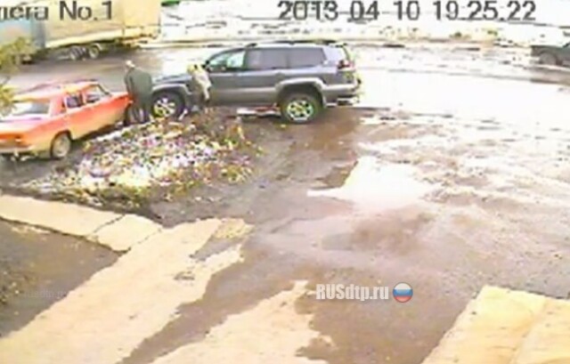 Приключения джипа напарковке 