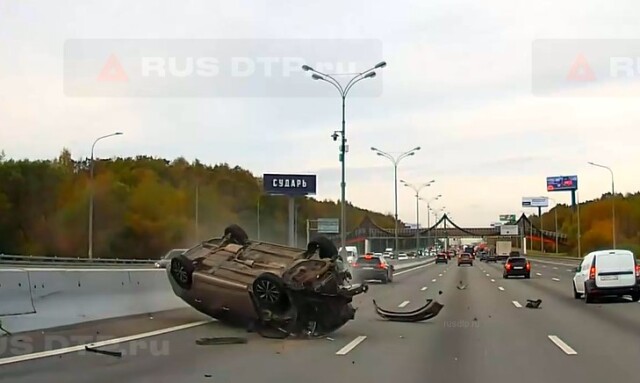 Автомобиль перевернулся в результате тройного ДТП на МКАД