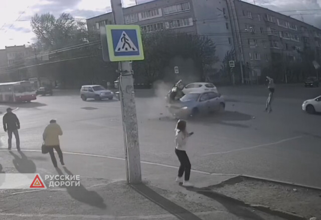 Жесткое ДТП с участием мотоцикла и автомобиля произошло в Ижевске