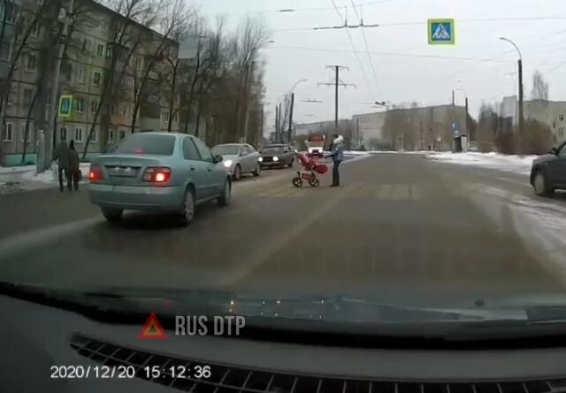 В Иванове автомобиль едва не сбил женщину с коляской