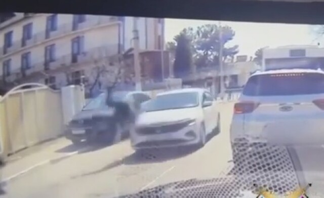 В Геленджике школьник перебегал дорогу и попал под колеса такси