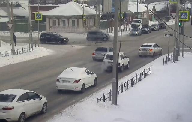 Попытка проскочить перекресток на красный привела к ДТП в Омске 