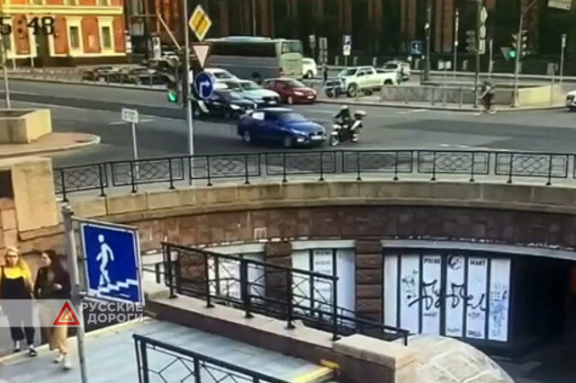 Такси и мотоцикл столкнулись в Петербурге