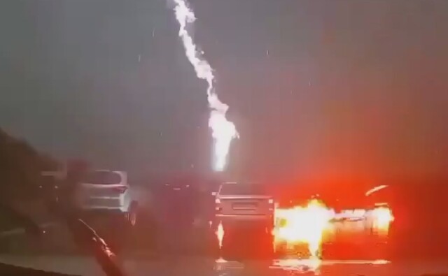 Молния ударила рядом с автомобилем на трассе М-4 «Дон»