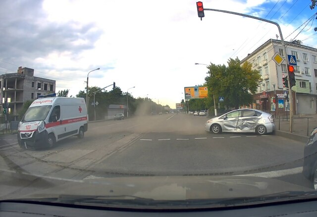 Скорая помощь и Toyota Prius столкнулись на перекрестке в Луганске
