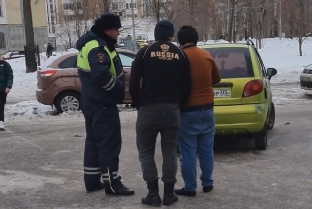 «Ты за сколько баранов права купил?»: в Москве водитель отказывался признавать вину в ДТП