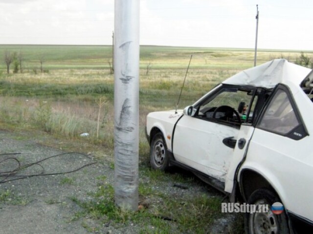 «Москвич» въехал в столб 