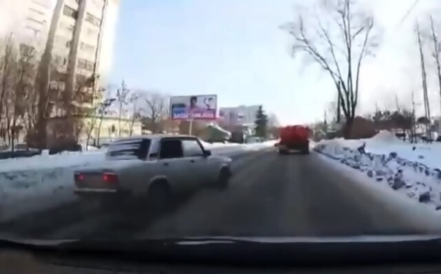 Неудачный обгон в Костроме: «Жигули» занесло на скользкой дороге