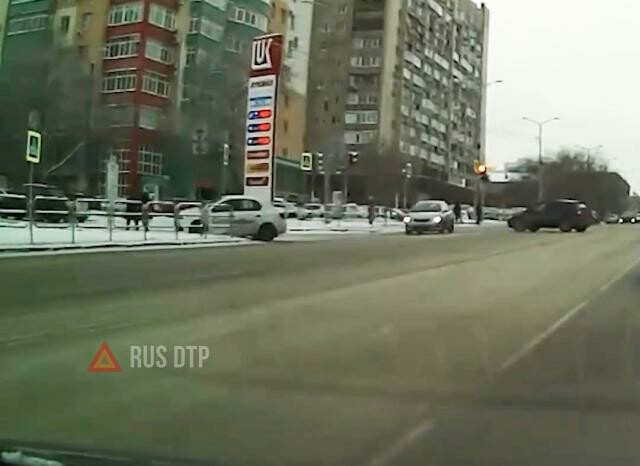В Челябинске таксист сбил женщину, уворачиваясь от машины. ВИДЕО