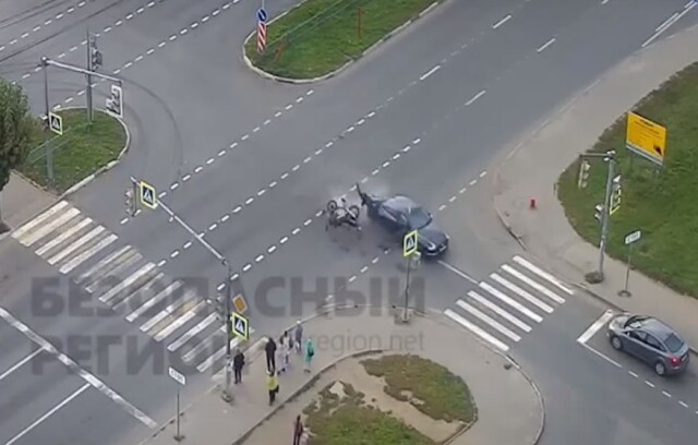 Водитель автомобиля не пропустил мотоцикл в Ярославле: мотоциклист погиб