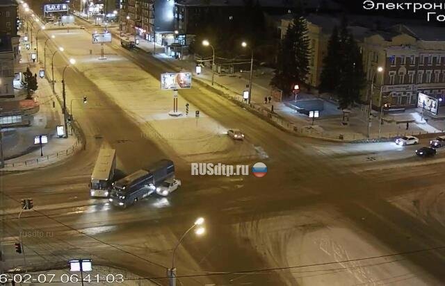 В Новосибирске девушка спровоцировала ДТП с участием автобусов