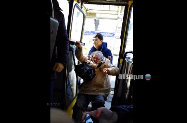 В Екатеринбурге пожилую женщину высадили из автобуса
