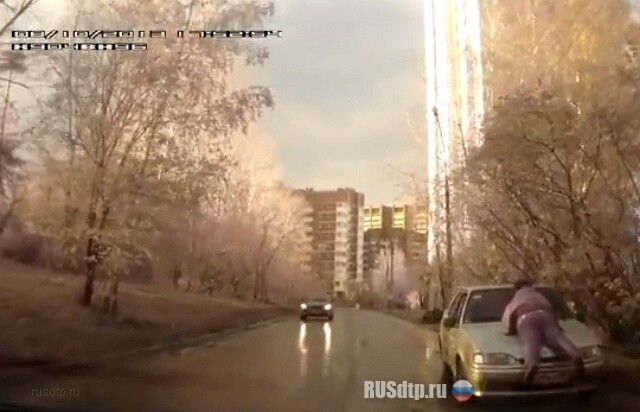 Женщина на капоте 