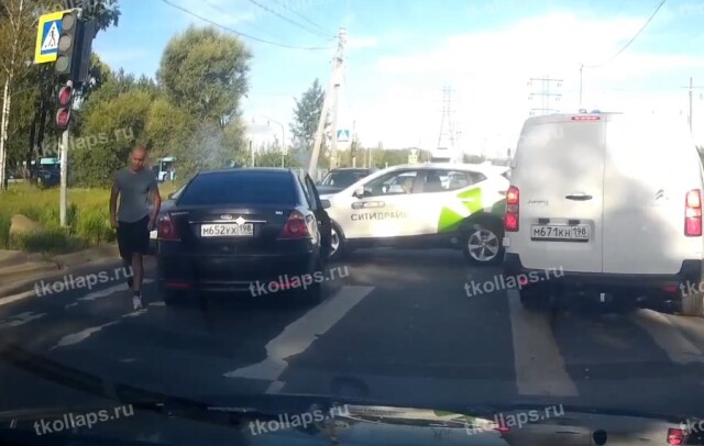 Один обгонял, а другой выезжал: два автомобиля столкнулись в Петербурге