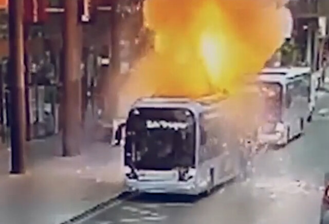 В Париже из-за взрыва аккумуляторов загорелся электробус