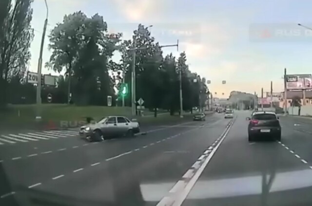 В Костроме автомобилист не уступил дорогу мотоциклисту
