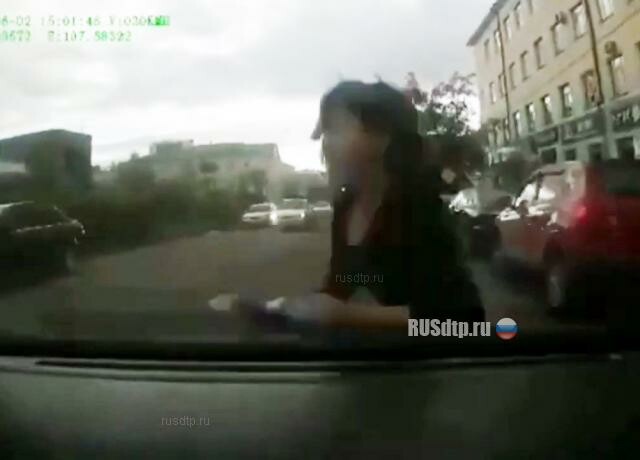 В Улан-Удэ женщина бросилась под колеса машины. ВИДЕО