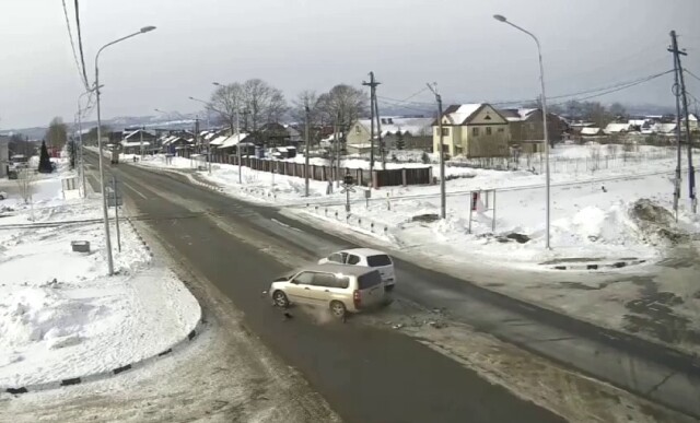 Авария на перекрестке в Южно-Сахалинске: водитель малолитражки пытался развернуться 