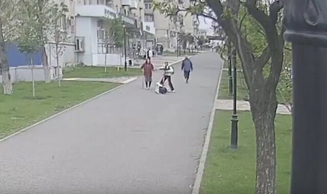 В Волгограде 13-летняя девочка на электросамокате сбила пожилую женщину 